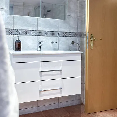 Moderne L Ruhige Lage Nahe L Wenige Minuten Ins Zentrum Von Apartment Schwerin (Mecklenburg-Vorpommern)